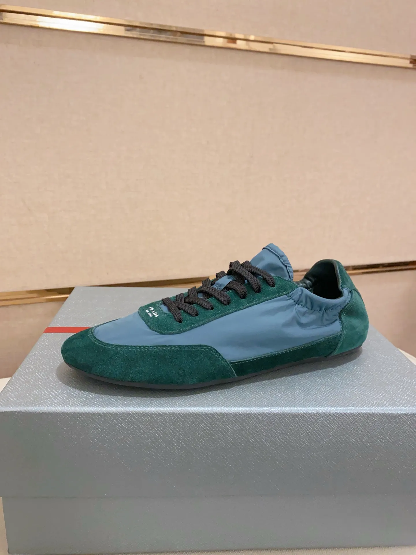 Men's shoes 💰 500💰 ✔️✔️✔️High version High-quality new PRADA counters are launched simultaneously. The new men's shoes and 😘fabrics are selected from first-layer cow suede and waterproof fabrics, and are made by pure handicrafts. Lining: Full sheepskin lining. 👍🏿 High-end ☄️ air-cushion molded anti-slip rubber outsole, exquisite lines, simple and elegant, comfortable and high-end for leisure travel. Number of yards: 38 to 44. Can be customized45